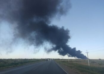 Чёрное небо и взрывы: пожар на нефтебазе в Ростовской области вышел из-под контроля