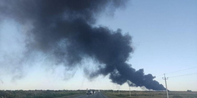 Чёрное небо и взрывы: пожар на нефтебазе в Ростовской области вышел из-под контроля