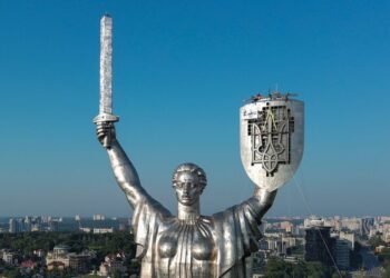 Коррозия на «Родине Матери» после установки трезубца: первые последствия вандализма через год