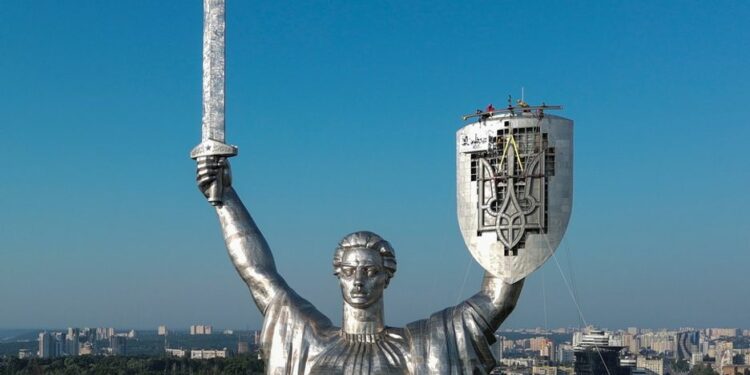 Коррозия на «Родине Матери» после установки трезубца: первые последствия вандализма через год