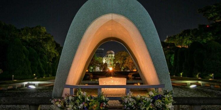 Премьер Японии в Хиросиме осудил Россию в годовщину ядерного удара